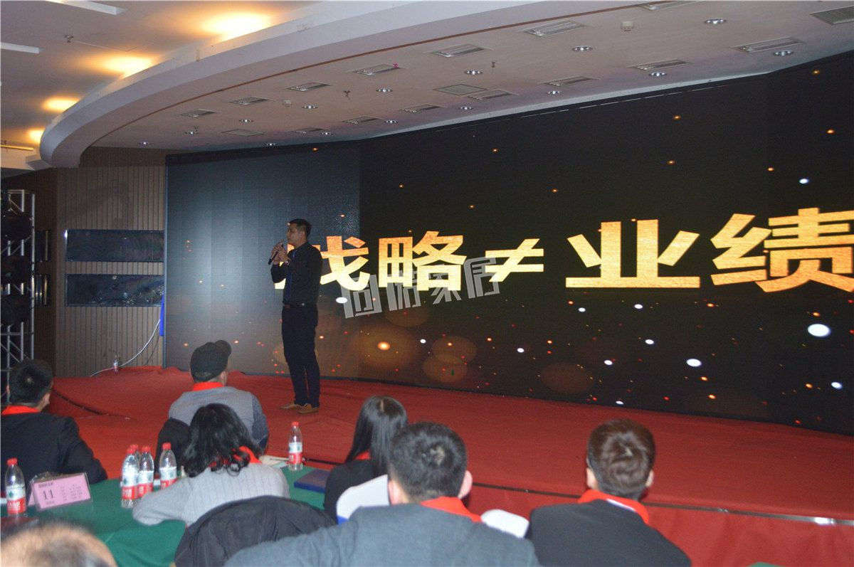 固诺家居营销总监金晖为加盟商解答固诺2017战略规划