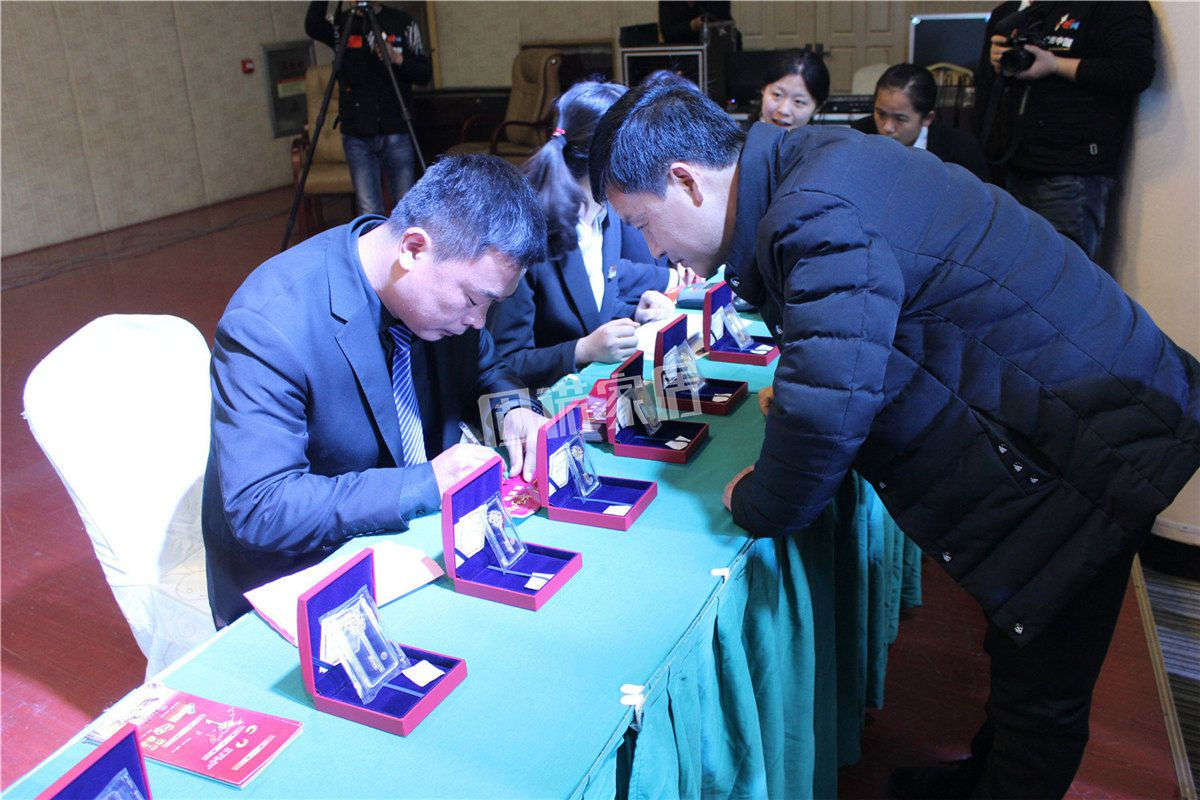 新品发布会上加盟商排队下单参与金条、金钥匙的抽奖